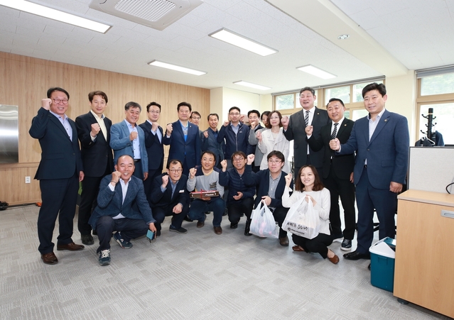 ▲ 장경식 경북도의회 의장은 지난 8일 포항출신 도의원들과 함께 경상북도 환동해지역본부를 찾아 이사준비로 바쁜 직원들을 만나 직원들을 격려하고 애로사항을 청취했다.ⓒ경북도의회