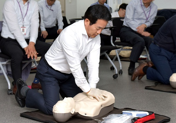 ▲ 하나투어 김진국 대표이사가 심폐소생술 교육에 임하고 있다. ⓒ하나투어