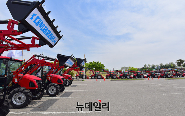 ▲ 전농이 지난달 27일 경기 파주시 임진각 평화누리공원에서 '대북 제재 해제 통일품앗이 전국농민대회' 이후 북한에 보낼 트랙터 27대를 주차장에 방치해 두고 있다. ⓒ정상윤 기자