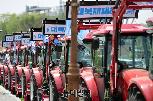 ▲ 전농이 지난달 27일 경기 파주시 임진각 평화누리공원에서 '대북 제재 해제 통일품앗이 전국농민대회' 이후 북한에 보낼 트랙터 27대를 주차장에 방치해 두고 있다. ⓒ정상윤 기자