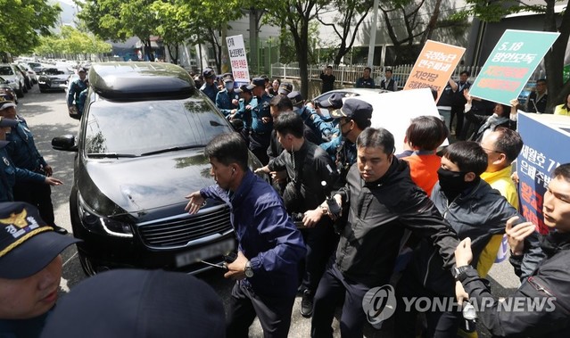 ▲ 9일 오전 울산시 북구 매곡산업단지 내 한국몰드 앞에서 민주노총 조합원들과 울산지역 진보정당, 시민사회단체 등이 자유한국당 황교안 대표가 탄 차량을 막아서자 경찰이 이를 저지하고 있다. ⓒ연합뉴스