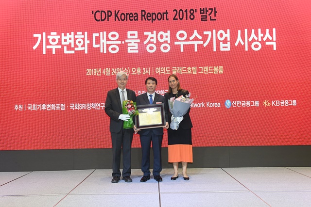 ▲ 지난달 개최된 '2018 CDP KOREA 시상식'에서 현대건설이 5년 연속 탄소경영 아너스클럽을 수상, 기념촬영을 하고 있다. ⓒ현대건설