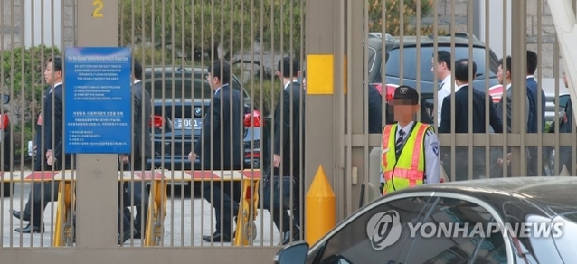 ▲ 서울에서 개최되는 제11차 한미일 안보회의(DTT)를 앞두고 9일 오전 서울 세종대로 주한미국대사관에 일본 측 관계자들이 미일 양자대화를 위해 들어가고 있다. ⓒ연합뉴스