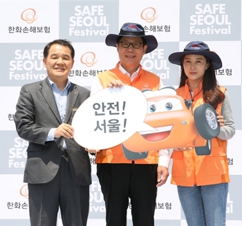 ▲ 안전체험한마당 부스에서 포즈를 취하고 있는 박윤식 한화손해보험 대표이사(왼쪽에서 두번째).ⓒ한화손해보험