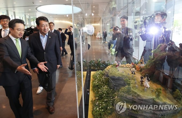 ▲ 박양우 문화체육관광부 장관이 9일 경기도 성남시 엔씨소프트를 방문해 로비에 전시된 게임 관련 모형을 살펴보고 있다. ⓒ연합뉴스