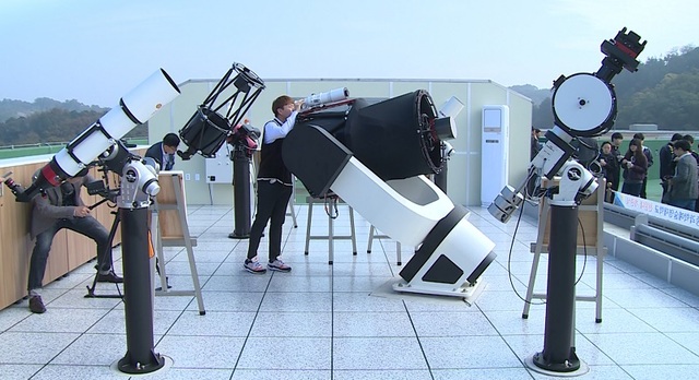 지난해 진행한 세종천문학교에 참여해 망원경으로 천체를 관측 중인 세종시 학생과 시민들.ⓒ세종시교육청