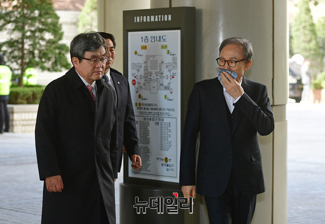 ▲ 이명박(오른쪽) 전 대통령과 강훈 변호사. ⓒ정상윤 기자