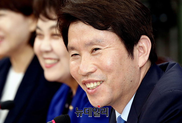 ▲ 이인영 신임 더불어민주당 원내대표가 9일 오전 국회에서 첫 정책조정회의를 갖고 모두발언을 하고 있다. ⓒ이종현 기자