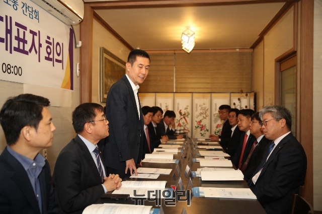 ▲ 이강덕 포항시장은 서민경제 안정 대책 마련을 위해 포항지역 금융기관 간담회를 주관 했다.ⓒ뉴데일리