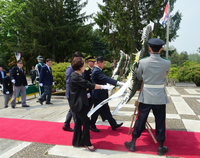 ▲ 9일 로디 엠브레흐츠 주한 네덜란드 대사, 국가보훈처 관계자 등이 횡성군 우천면에 자리한  ‘네덜란드군 참전기념공원’에서 한국전쟁에 참전했다 산화한 네덜란드군의 넋을 추모하기 위해 헌화를 하고 있다.ⓒ횡성군