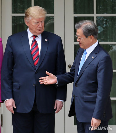 ▲ 한국 정부가 2시간 회담이라고 주장했던, 지난 11일(현지시간) 한미정상회담 당시 모습. 문재인 대통령이 손을 내밀고,트럼프 대통령이 그 손을 쳐다보고 있다. ⓒ뉴시스