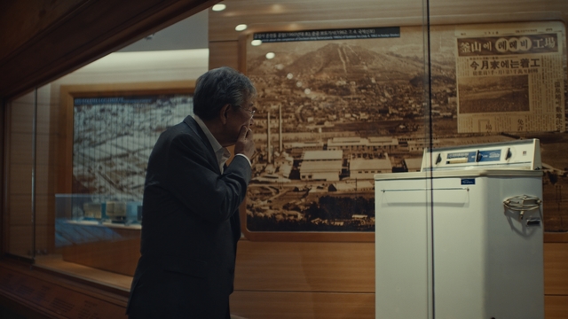 ▲ 배우 최불암씨가 경기도 이천에 있는 LG 역사관에서 국내 최초 세탁기인 금성사(現 LG전자)의 '백조세탁기'를 보며 50년 전을 추억하고 있다. ⓒLG전자