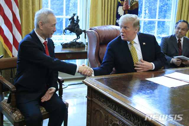 ▲ 지난 4월 백악관을 찾아 트럼프 대통령과 만난 류허 중국 부총리. ⓒ뉴시스. 무단전재 및 재배포 금지.