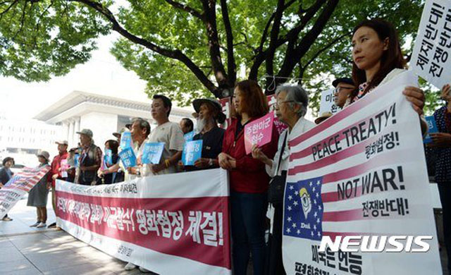 ▲ 북한이 장거리 탄도미사일을 쏘며 핵전쟁 협박을 하던 2017년 9월 광화문에서 평화협정 체결과 주한미군 철수를 촉구하는 시위대. ⓒ뉴시스. 무단전재 및 재배포 금지.