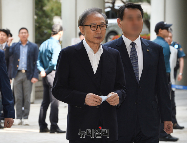 ▲ 이명박 전 대통령이 10일 서울고법 형사1부 심리로 열린 본인의 항소심 공판에 출석하고 있다. ⓒ박성원 기자