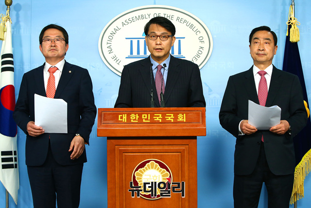 ▲ 윤상현 국회 외교통일위원장 10일 오전 국회 정론관에서 기자회견을 갖고 북핵외교안보특위 성명서를 발표하고 있다. (왼쪽부터 전옥현 북핵외교안보특위 자문위원, 윤 위원장, 백승주 의원).ⓒ이종현 기자