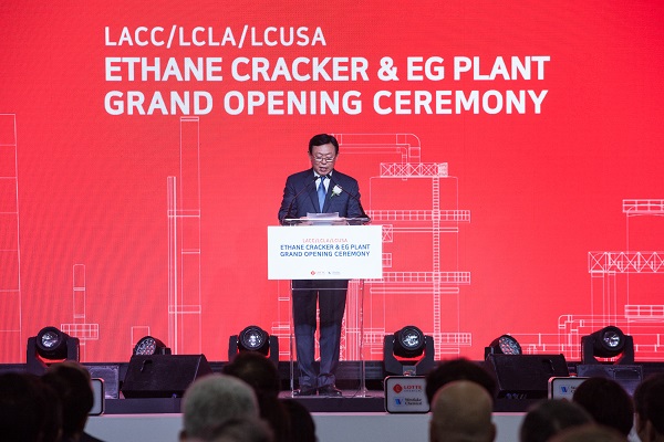 ▲ 신동빈 롯데 회장이 9일(현지시간) 미국 루이지애나주 레이크찰스에서 열린 ‘에탄크래커 및 에틸렌글리콜 공장 준공식’에서 인사말을 하고 있다. ⓒ롯데