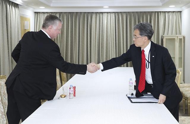 ▲ 스티븐 비건 미 국무부 대북정책특별대표와 김현종 국가안보실 2차장이 10일 오후 청와대에서 면담하고 악수하고 있다. ⓒ청와대