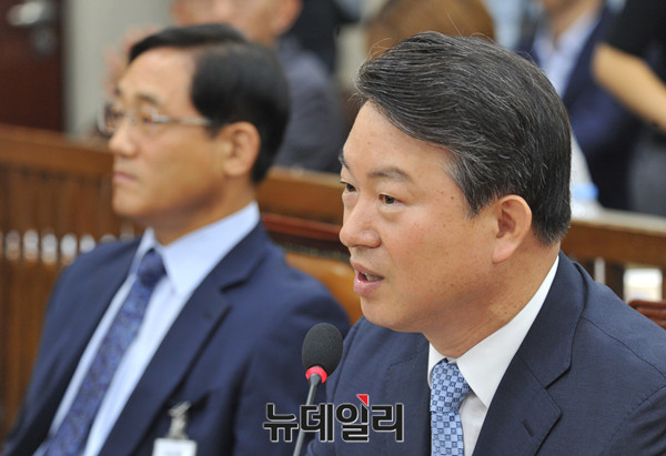 ▲ 검찰이 강신명(사진) 전 경찰청 등에 대해 20대 총선 개입 혐의 등으로 구속영장을 청구했다고 10일 밝혔다.ⓒ뉴데일리 DB