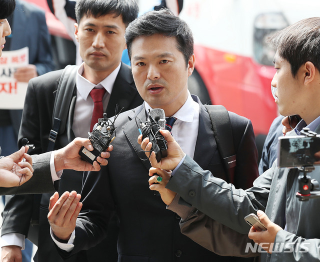 ▲ 김태우 전 수사관이 10일 오후 '백원우 전 청와대 민정비서관이 고소한 명예훼손 사건'과 관련해 서울 남대문경찰서에 피고소인 신분으로 출석하던 중 취재진의 질문을 받고 있다.ⓒ뉴시스