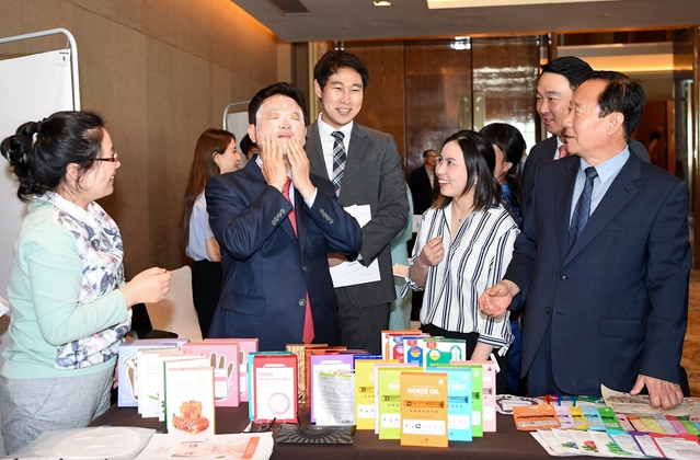 ▲ 이철우 경북도지사가 10일 경상북도 수출상담회장을 찾아 경북제품을 바이어에게 직접 시연해 보이고 있다.ⓒ경북도