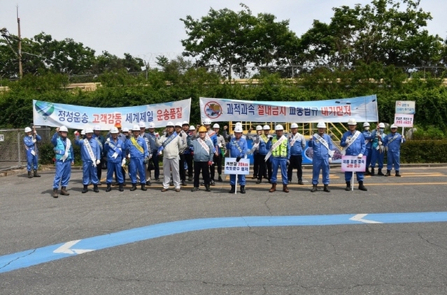 ▲ 포항제철소와 10여개 협력사 안전 담당자들이 지난 9일 안전품질 캠페인을 진행했다.ⓒ포스코