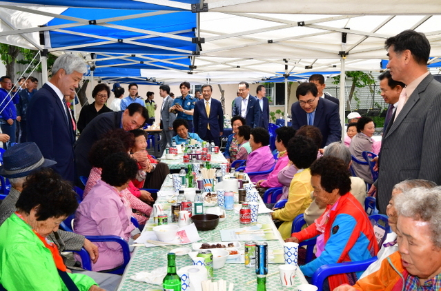 ▲ 월성원자력본부는 양남면 해수랜드 주차장에서 양남면청년회 주관으로 개최된 ‘양남면 경로위안 대잔치’ 행사를 지원했다.ⓒ월성원전