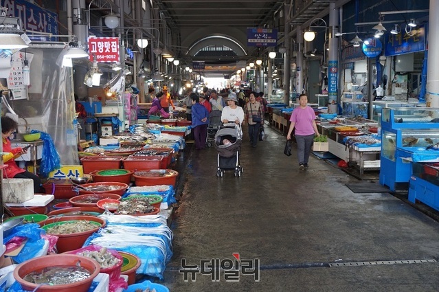충남 서산시 중심에 위치한 서산동부전통시장에 인근 항구에서 공수해온 각종 어류가 판매되고 있다.ⓒ김정원 기자