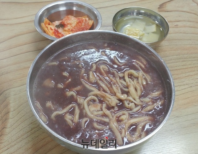 ▲ 서산동부시장 안면도 순대국밥집에서 맛 볼 수 있는 30년 전통의 팥칼국수다. 팥칼국수 가격은 6000원.ⓒ김정원 기자