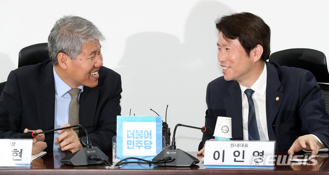 ▲ 10일 오전 서울 여의도 국회 의원회관에서 열린 당정청 회의에서 이인영 원내대표가 김수현 청와대 정책실장과 이야기를 나누고 있다.ⓒ뉴시스