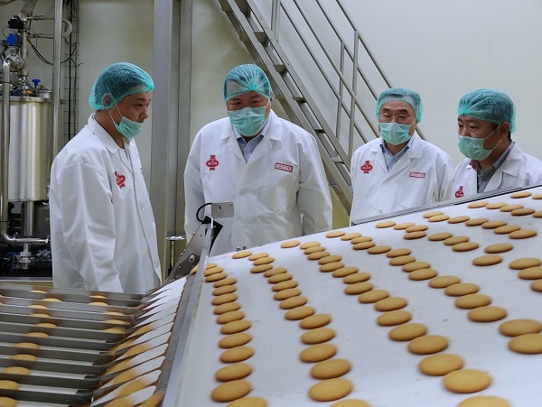 ▲ 황각규 롯데지주 부회장(왼쪽 두번째)이 지난 8~12일 파키스탄 출장 중 라호르 콜손 초코파이 공장을 방문해 현장 상황을 점검하고 있다. ⓒ롯데