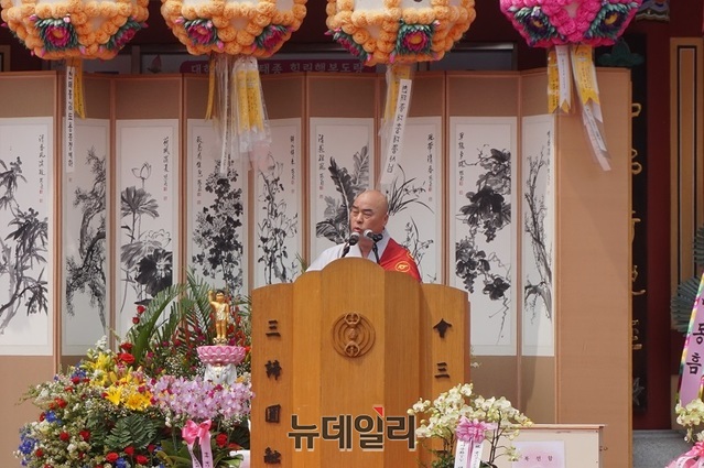 ▲ 김무원 대전 광수사 주지스님이  불기 2563년 부처님 오신날 봉축법요식에서 인사말을 하고 있다.ⓒ김정원 기자