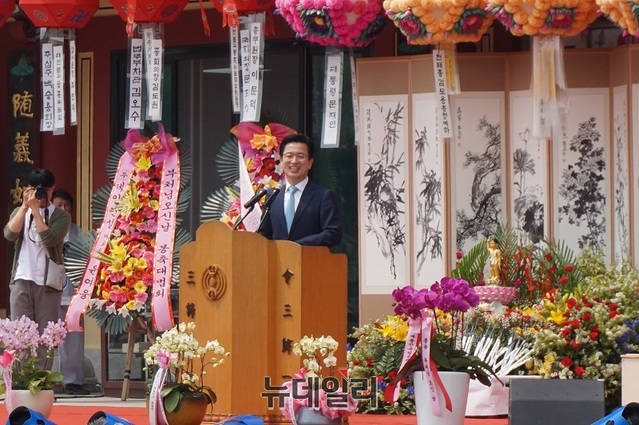 ▲ 허태정 대전시장이 광수사에서 열린 불기 2563년 부처님 오신날 봉축법요식에 참석, 축사를 하고있다.ⓒ김정원 기자