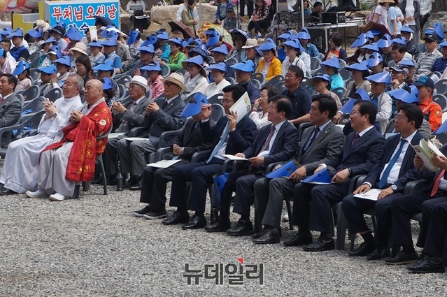 ▲ 12일 대전 광수사에서 열린 불기 2563년 부처님 오신날
봉축법요식에 참석한 내빈들이 축사를 경청하고 있다. 사진 앞줄에는 김무원 주지 스님과 허태정 대전시장, 김종천 대전시의회 의장, 박병석, 조승래 의원, 박성효 전 대전시장 등이 앉아 있다. ⓒ김정원 기자