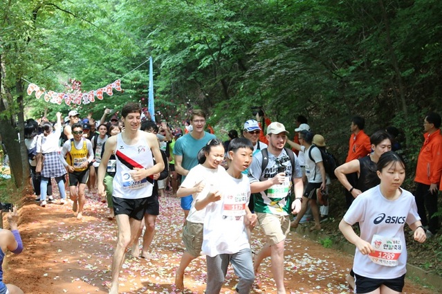 ▲ 대전 계족산에서 열린 맨발축제에 대전시민과 외국인들이 황톳길에서 맨발로 뛰거나 걷는 등 이색 체험을 하고 있다.ⓒ맥키스 컴퍼니