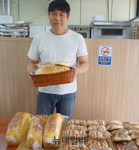 ▲ 홍주제빵 대표 박세철씨. 박씨는 부인과 함께 10년 간 홍성시장에서 빵을 만들어 왔다.ⓒ김정원 기자