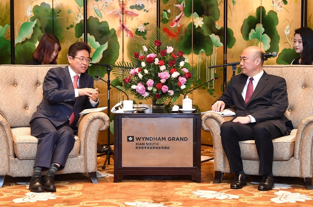 ▲ 이철우 경북도지사(왼쪽)가 12일 산시성 리우궈중 성장을 만나 환담을 나누고 있다.ⓒ경북도