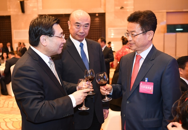 ▲ 실크로드박람회 환영식 장면(왼쪽부터 후허핑 산시성위서기, 리우궈중 산시성성장, 이철우 경북도지사).ⓒ경북도