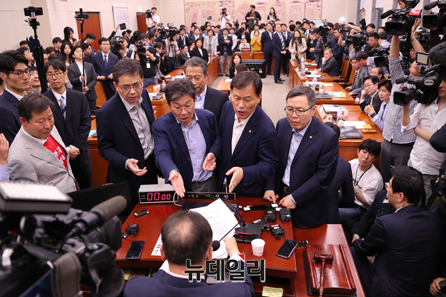 ▲ 자유한국당 의원들이 지난달 29일 국회 문화체육관광위원회 회의실에서 열린 사개특위 전체회의에서 이상민 사법개혁특별위원회 위원장에게 회의절차를 항의를 하고 있다.ⓒ이종현 기자