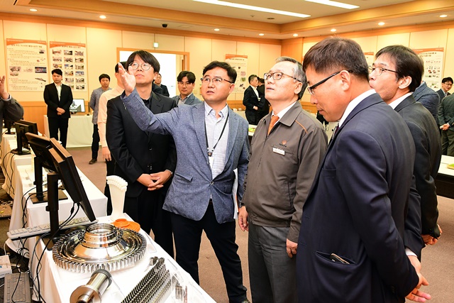 ▲ 한화에어로스페이스 신현우 대표이사(사진 가운데)가 '한화 아이텍(Hanwha AITeC)' 행사에 참여해 과제 발표를 듣고 있다.ⓒ한화에어로스페이스