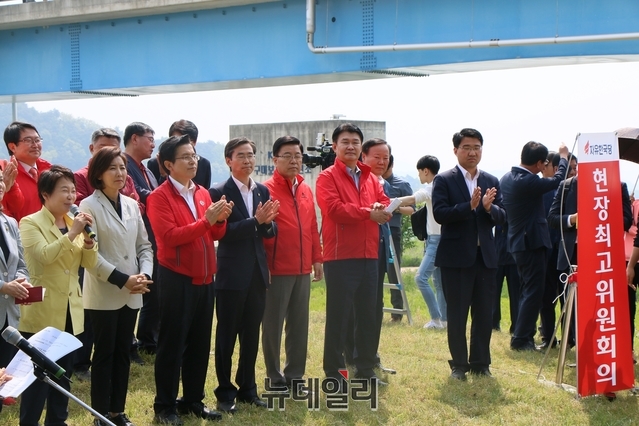 ▲ 자유한국당이 13일 오전 구미보에서 스탠딩 현장 최고위원회의는 문재인 정부의 4대강보 해체를 강력 규탄했다.ⓒ뉴데일리