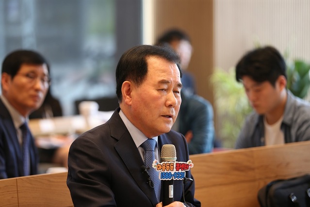 ▲ 김지철 충남도교육감이 13일 기자들에게 교권보호 등과 관련한 브리핑을 하고 있다.ⓒ충남도교육청