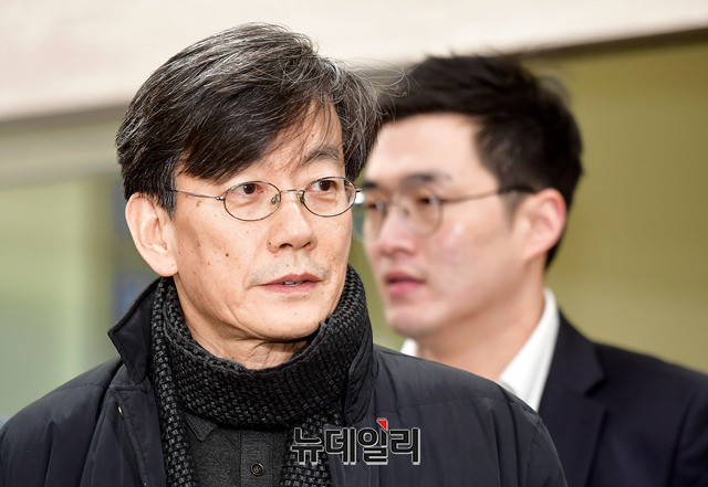 ▲ 손석희 JTBC 대표가 지난 2월 17일 새벽 서울 마포경찰서에서 19시간에 걸쳐 진행된 조사를 마치고 이동하고 있다. ⓒ정상윤 기자