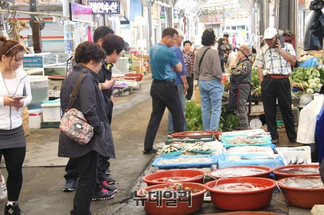 ▲ 광천시장을 찾은 관광객들이 서해안에서 올라온 해산물을 살펴보고 있다.ⓒ목성균 기자