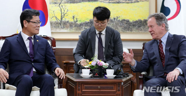 ▲ 김연철 통일부 장관은 13일 데이빗 비즐리 세계식량계획(WFP) 사무총장과 면담을 갖고 대북식량지원에 대한 의견을 들었다. 이번 면담은 김 장관의 요청에 따라 이뤄진 것이다. ⓒ뉴시스. 무단전재 및 재배포 금지.