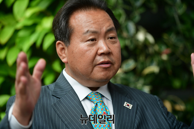 ▲ 박태우 사무총장(사진) 등 대한애국당 관계자들은 이날 오후 2시 30분께 광화문 천막 농성 자진철거를 요구하는 서울시청에 항의 방문했다. ⓒ정상윤 기자