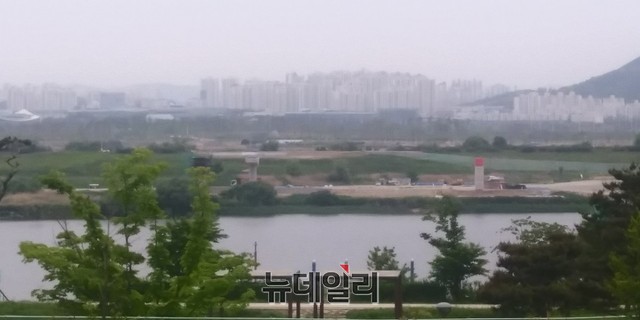 ▲ 13일 오후 세종시청 뒤편 금강주변 하늘이 미세먼지로 뿌옇다.ⓒ김동식 기자