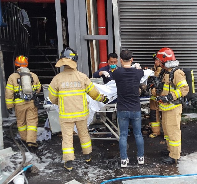 ▲ 13일 제천산단 한 공장에서 발생한 폭발사고로 다친 부상자들이 병원으로 옮겨지고 있다.ⓒ제천소방서 제공