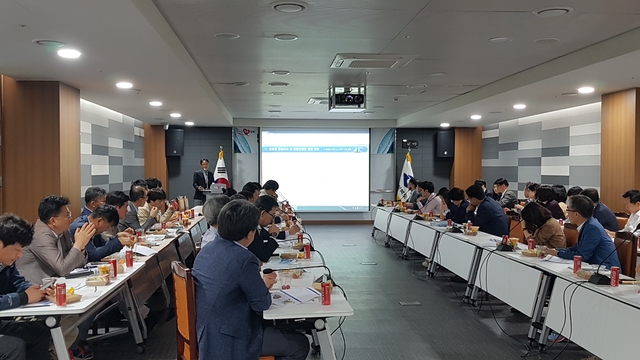 ▲ 도정의 주요정책을 담당하고 있는 기획조정실 및 건설도시국 간부공무원과 직원들이 통합신공항 이전 성공을 위한 열띤 토론시간을 가졌다.ⓒ경북도