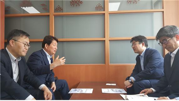 ▲ 권영진 대구시장(왼쪽 두번째)이 13일 내년도 국비 사업과 지역 현안사업 해결을 위해 기재부, 중기부 등 중앙부처를 찾아 국비확보를 위해 발빠른 행보를 보였다.ⓒ대구시